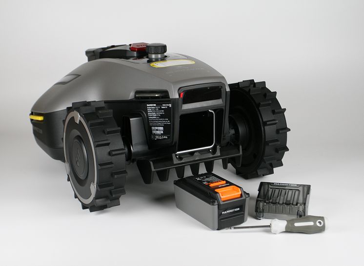 robot koszący w stacji ładowania