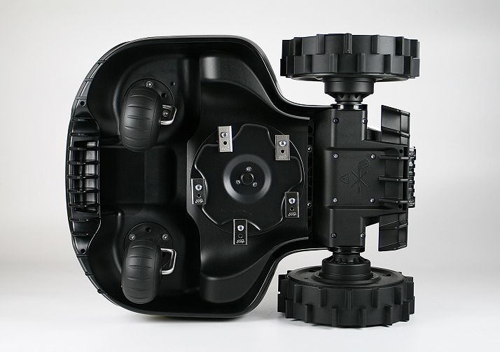 robot koszący w stacji ładowania